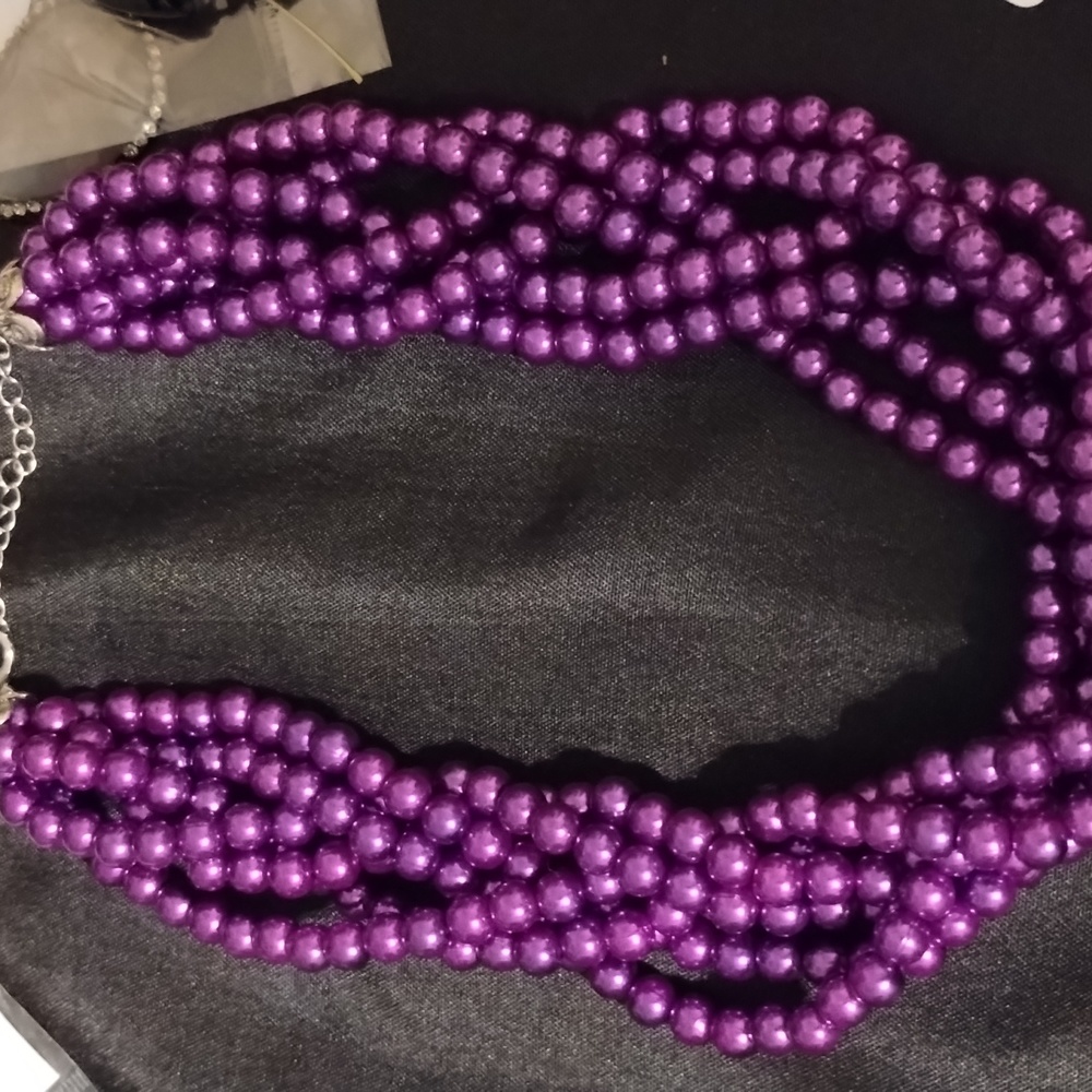 Women's pearl necklace without earrings